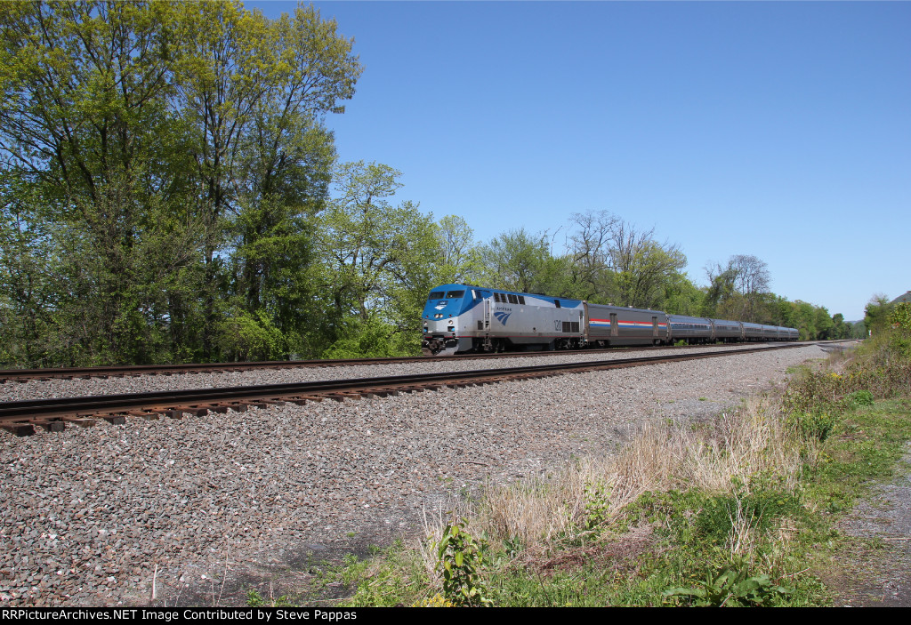 Amtrak 120 takes train 07T toward Pittsburgh